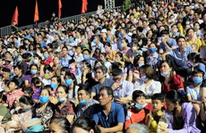 Biển người chen nhau xem bắn pháo hoa Năm Du lịch Quốc gia 2021