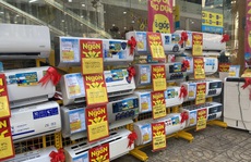 Máy lạnh, quạt điều hòa tràn ra vỉa hè