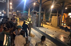 Tai nạn thương tâm, người chạy xe máy văng thẳng vào cabin trạm thu phí cầu Đồng Nai