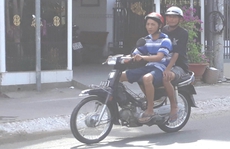 Người dân vùng biên vô tư không đeo khẩu trang khi ra đường