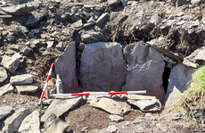 Xúc đất trên đồng, tình cờ lọt vào ngôi mộ cổ như 'vượt thời gian'