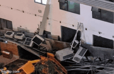 Cả giàn 7 cục nóng điều hòa chung cư bất ngờ đổ sập xuống khu vui chơi trẻ em