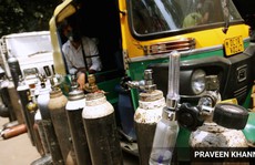 Covid-19 Ấn Độ: “Úm ba la” bình chữa cháy thành bình oxy