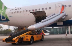 Khách mở cửa thoát hiểm máy bay ở Nội Bài làm bung phao cứu sinh