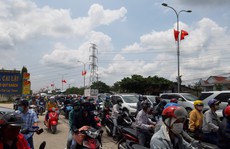 Kẹt cứng đường về miền Tây, phương tiện nhích từng chút