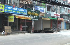 Cận cảnh hố tử thần 'khủng' bất ngờ xuất hiện, đe dọa hàng chục hộ dân