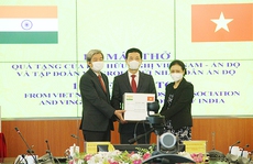 Bộ trưởng Nguyễn Mạnh Hùng trao tặng 100 máy thở cho Ấn Độ