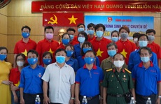 Báo Người Lao Động tặng cờ Tổ quốc, khẩu trang, nước rửa tay phòng dịch Covid-19 tại quận 12