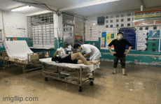 TP HCM: Bác sĩ xắn quần, lội nước bì bõm cấp cứu người bệnh