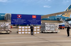 Việt Nam tặng Lào 500.000 USD và vật tư, thiết bị y tế ứng phó Covid-19