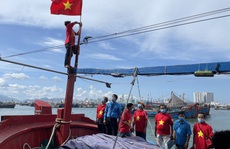 Trao cờ Tổ quốc tận tay ngư dân Khánh Hòa
