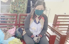CLIP: Bắt nóng 1 phụ nữ mang túi da chứa đầy vàng lậu qua biên giới