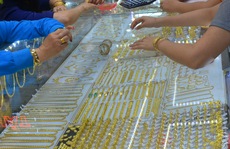 Giá vàng hôm nay 8-5: Mạnh mẽ đi lên, USD bị bán tháo