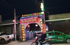 Nam chủ quán karaoke rủ bạn và 5 nữ tiếp viên đến để “bay lắc”