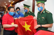 Tặng 10.000 lá cờ Tổ quốc cùng nhu yếu phẩm trị giá 450 triệu đồng cho quân dân biên giới Tây Ninh