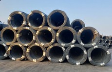 Giá thép giằng co