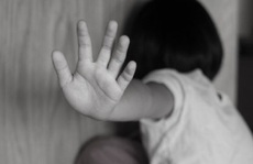 Rủ bé gái 11 tuổi đi thăm bẫy, gã hàng xóm hiện hình “yêu râu xanh”