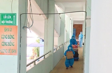 CLIP: Nhói tim bé trai 5 tuổi ôm đồ rời khu cách ly đi điều trị Covid-19