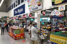 Chợ, siêu thị đầy hàng; người dân đi mua sắm có trật tự