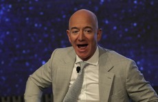 Gần 100.000 người ký 2 kiến nghị không cho tỉ phú Jeff Bezos trở lại trái đất