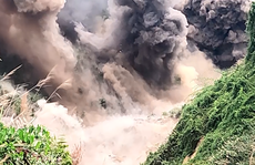 CLIP: Nổ mìn đánh sập 75 hầm vàng trong Vườn Quốc gia Sông Thanh