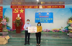 Bến Tre: Tặng 750 phao cứu sinh cho học sinh nghèo vượt khó