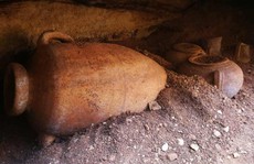 Đào ống nước, lọt vào hầm mộ 2.000 năm đầy cổ vật quý