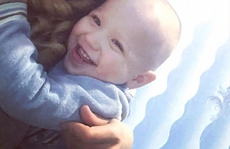 Cha mẹ mải mê nhậu nhẹt, con rơi xuống đất từ tầng 14