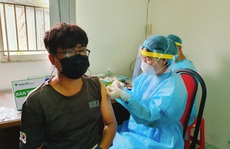 Chùm ảnh: Một bệnh viện ở Cần Thơ bắt đầu tiêm vắc-xin cho 1.800 công nhân