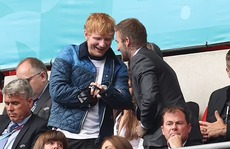 “Hoàng tử tình ca” Ed Sheeran liên tục vướng cách ly vì Covid-19