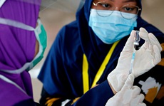 Nhân viên y tế Indonesia được tăng cường liều vắc-xin thứ 3 của Moderna