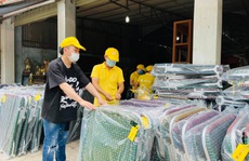 Ca sĩ Tùng Dương kêu gọi được hơn 3 tỉ đồng mua máy thở, gạo tặng người dân TP HCM