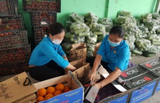 Bà con nông dân tỉnh Lâm Đồng tặng rau củ quả cho người lao động bị cách ly