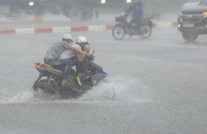 CLIP: Người dân Hà Nội vật lộn trong cơn mưa lớn trắng trời