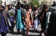 Afghanistan: Ám ảnh cảnh 2 người đàn ông diễu hành với thòng lọng quanh cổ