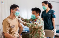 Bệnh viện dã chiến Việt Nam tiêm vắc-xin Covid-19 cho lực lượng 'mũ nồi xanh' quốc tế