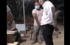 CLIP: Tụ tập 7 người ăn nhậu còn thách thức 'còng tay đi, tôi không ngán đâu'!