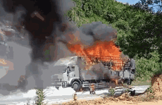 Quảng Nam: Xe tải bốc cháy dữ dội, cháy lan ra rừng keo của người dân