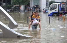 Trung Quốc cảnh báo lũ kịch khung, Mỹ khẩn cấp lo bão biển