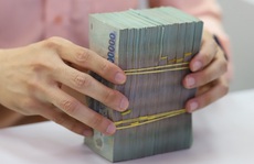 Vì sao các ngân hàng đua nhau miễn phí dịch vụ?
