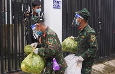 Bộ đội đưa thực phẩm đến tận tay người dân