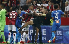 CLIP: Cầu thủ xô xát với khán giả khiến trận đấu ở Ligue 1 bị hủy