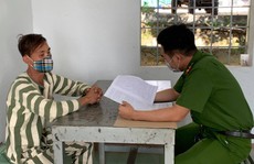 Ép xe, cướp tài sản rồi bắt nữ nạn nhân cởi quần áo