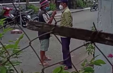 CLIP: Vợ không qua được chốt, chồng lăng mạ người thi hành công vụ