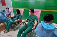Nhân viên y tế hiến máu cứu bệnh nhân Covid-19 nguy kịch