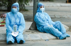 CLIP: Hình ảnh nhân viên y tế ngồi dưới gốc cây tại ổ dịch “nóng” nhất Hà Nội