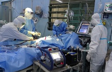 Bác sĩ hội chẩn liên viện đặt ECMO cứu sản phụ mắc Covid-19