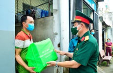 Bộ Tư lệnh TP HCM trao hơn 3.300 phần quà chăm lo người dân khó khăn