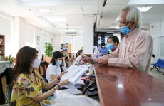 Đủ điều kiện nghỉ hưu khi doanh nghiệp đang dừng đóng bảo hiểm xã hội thì giải quyết thế nào?