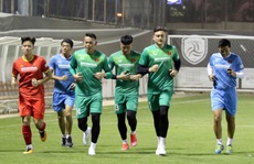 Đặng Văn Lâm vui tươi cùng đồng đội trên sân tập sau gần 2 năm 'vắng bóng'